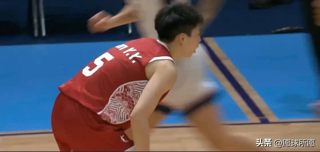 Rookie在曼联比赛中出色防守，夺冠引发热议！